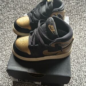Jordan Kids Retro High Top Sneaker in Metallic Gold & Black